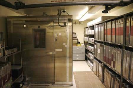 Intérieur de la chambre froide contenant de nombreuses archives. A gauche, le congélateur renfermant les précieux films argentiques. Crédit NASA/Univ. Arizona.