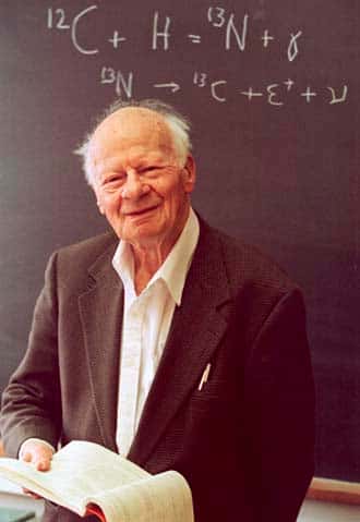 Hans Bethe, grand ami de Gamow. Le prix Nobel de physique, découvreur du cycle CNO faisant briller certaines étoiles, ne fut pourtant pas l'un des auteurs de l'article publié avec son nom et celui d'Alpher (Crédit : Michael Okoniewski).