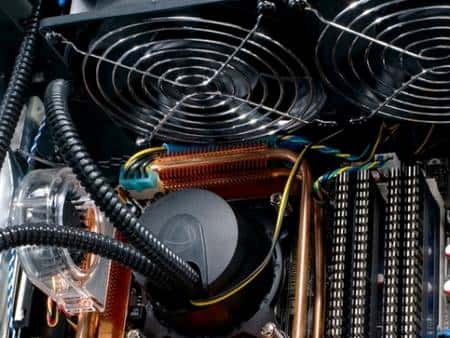 Le système de refroidissement liquide, plus efficace et faisant gagner quelques décibels, pourrait bien se généraliser sur les PC haut de gamme. © HP