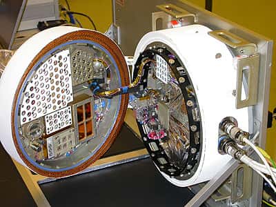 La plate-forme Biopan-6, construite par l’Esa et embarquant dix expériences sur l’exobiologie et l’exposition aux radiations. Dès l’injection de la capsule sur son orbite, ce gros boîtier s’ouvre pour exposer le contenu au vide spatial. © Esa