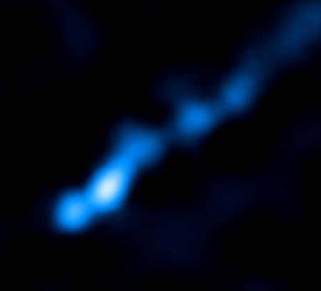 Cette image prise par le télescope spatial en rayons X Chandra montre nettement la queue intergalactique longue de 70 000 années-lumière émise par ESO 137-001. Crédit Chandra-NASA.