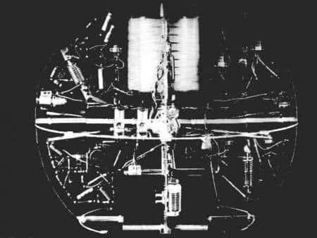 Vue interne du modèle de vol de Spoutnik 1, montrant notamment les tubes à vide de l'émetteur radio. Archives russes.