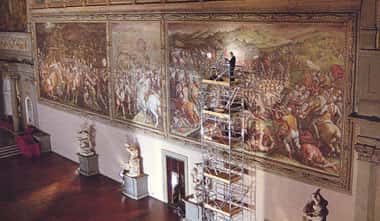 Maurizio Seracini dans la Salle des 500 examine la fresque de Vasari (Crédit : Laila Pozzo).