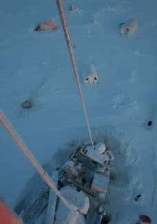 Le <em>Tara</em>, soulevé par la glace, est devenu un observatoire de la banquise. © Tara Arctic