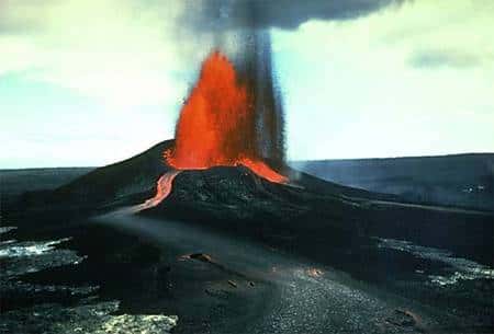 Fontaine de lave du Pu'u O'o sur le Kilauea à Hawaï. Le basalte émis fait partie des OIB. Crédit : <em>U. S. Geological Survey Jim Griggs</em>