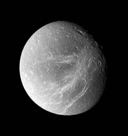 Cette image, prise au moyen de la caméra grand angle de Cassini le 30 septembre dernier, montre Dioné depuis une distance de 45.000 kilomètres. La petite lune de Saturne mesure 1.126 kilomètres de diamètre et le pouvoir de résolution est de 3 kilomètres par pixel.