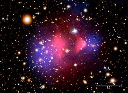 L'amas de galaxies 1E 0657-56. En bleu, les effets de lentille gravitationnelle liés à la matière noire selon les chercheurs de la NASA et en rose celle des nuages de gaz émettant des rayons X. Crédit : Nasa