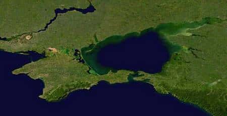 Vue générale du détroit de Kretch reliant la mer Noire et la mer d'Azov. Crédit Nasa