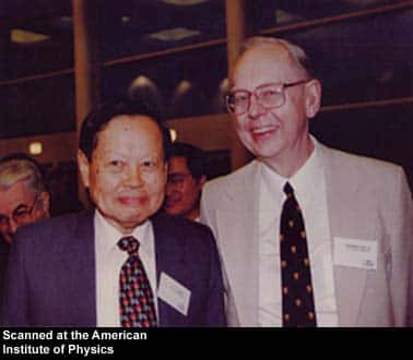 Le prix Nobel Chen Ning Yang et Robert Mills