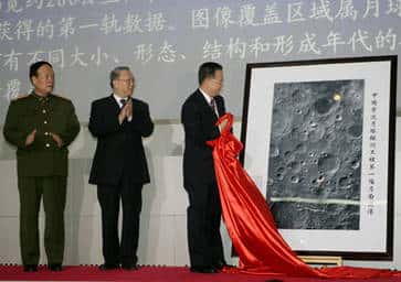 Le Premier Ministre Wen Jiabao (qui retire le tissu rouge) dévoile la première image lunaire de la sonde chinoise, un moment historique. © Xinhua