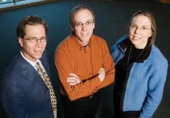 De gauche à droite : Jeffrey Moore (chimiste), Scott White (professeur d’ingénierie aéronautique) et Nancy Sottos (professeur d’ingénierie de science des matériaux) © L. Brian Stauffer