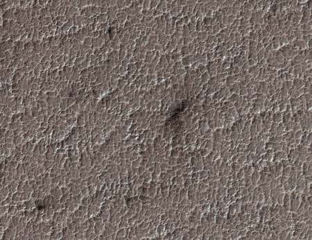 Un peu de dentelle dans les payasages martiens. Cliquez pour agrandir. Crédit : Nasa/JPL/<em>University of Arizona</em>