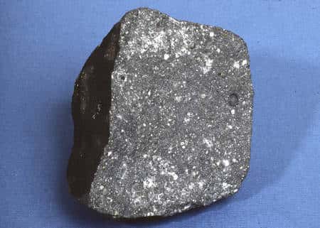 Un échantillon de la météorite d'Allende, la Pierre de Rosette de la planétologie selon Claude Allègre. Cliquez pour agrandir. Crédit : D. Ball, ASU