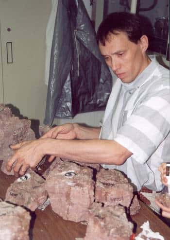 Hans Thewissen examine une roche contenant des fossiles d'ancêtres de  cétacés, découverts au Pakistan.<br />© H. Thewissen