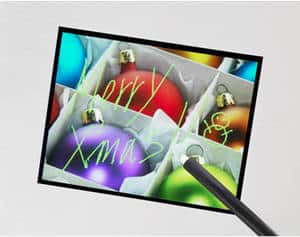 L'écran tactile de Sony, pas plus épais qu'un modèle LCD classique, affiche 640 x 480 pixels et détecte cinq contacts simultanés. © Sony