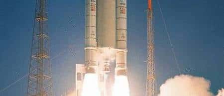Déferlement de puissance au décollage d'Ariane 5.