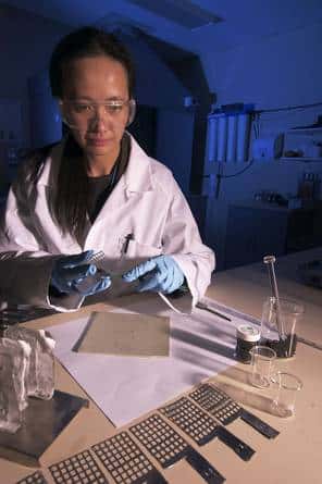 Rosalie Louey au laboratoire, devant les composants de l'UltraBattery. Son principe est le couplage d'un supercondensateur, augmentant la vitesse de la charge et de la décharge, et d'une batterie au plomb classique, apportant une capacité importante. © CSIRO