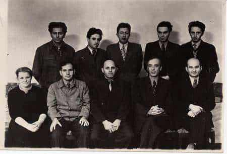 Quelques physiciens célèbres de l'école russe. En haut et de gauche et de gauche à droite : Gershtein, Pitaevskil, Arkhipov, Dzyaloshinskil. En bas et de gauche à droite : Prozorova, Aleksei Abrikosov, Khalatnikov, Lev Davidovich Landau, Evgeni Mikhailovich Lifchitz. © AIP