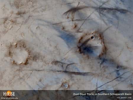 Cette image fournie par Hirise montre des traces laissées par des tourbillons de poussières géants sur Mars, des « <em>dust devils</em> ». Cliquez pour agrandir