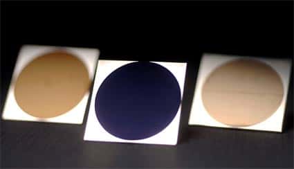 A gauche et à droite, ces deux disques dorés sont faits, respectivement, d'aluminium et de platine. Au centre, le disque bleu est une plaque... de titane. © <em>University of Rochester (NY)</em>