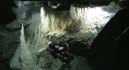 Encore une collecte de gaz à la sortie des évents hydrothermaux. Cliquez pour agrandir. Crédit : <em>University of Washington</em>