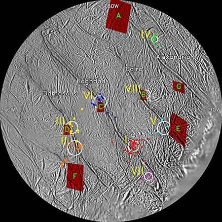 Cette carte souligne la coïncidence entre les geysers observés sur Encelade et les fissures de la croûte de glace du satellite. Crédit JPL