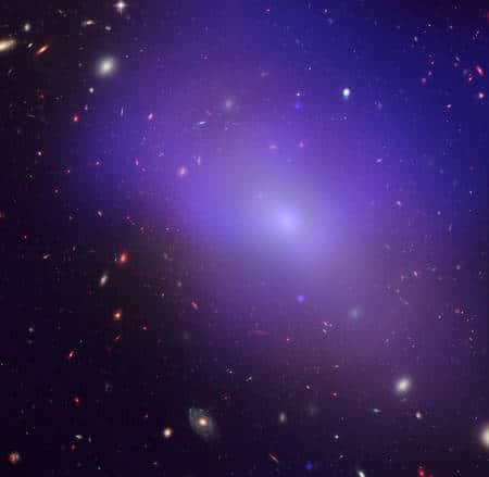 Cliquez pour agrandir. En bleu-violet, le gaz chaud de NGC 1132 rayonne en rayons X. L'image est prise de Chandra et superposée à celle de Hubble. Crédit : <em>Nasa, Esa, M. West (ESO, Chile, and CXC/Penn State University/G. Garmire, </em>et al.