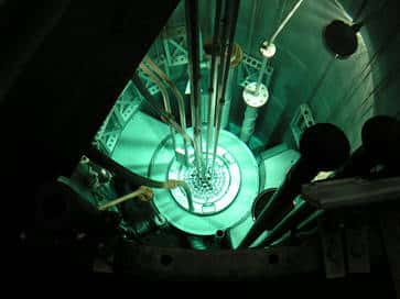 Le réacteur de Pavie, vue interne. Notez la lumière bleue produite par l'effet Cerenkov. © INFN