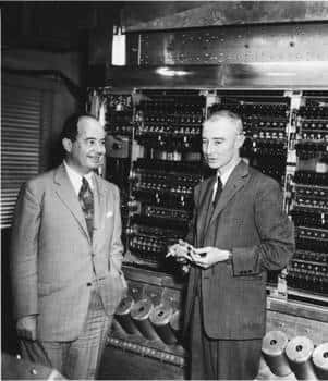 John Von Neumann et Robert Oppenheimer deavnt un des premiers ordinateurs à Princeton.<br />Crédit : <em>IAS Princeton University</em>