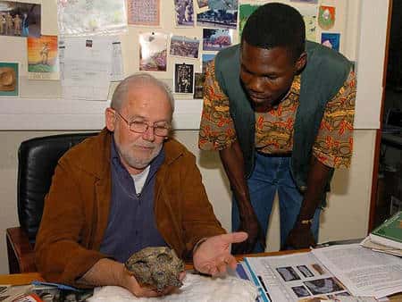 Figure 2. Michel Brunet et Ahounta Djimdoumalbaye, deux des découvreurs de Toumaï au Laboratoire de géobiologie, biochronologie et paléontologie humaine de Poitiers. Crédit : MPFT