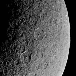 La surface de Rhéa fortement cratérisée. Cliquez pour agrandir. Crédit : Nasa/JPL