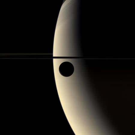 Rhéa orbitant près de Saturne et de ses anneaux. Crédit : Nasa/JPL