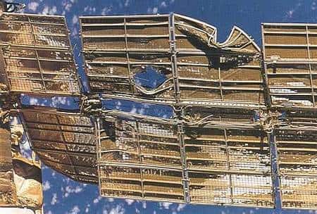 Un aperçu des dégâts occasionnés par la collision de Progress M-34 avec la station Mir le 25 juin 1997. L'accident a déformé les panneaux solaires mais il aurait pu toucher la coque... Crédit Nasa