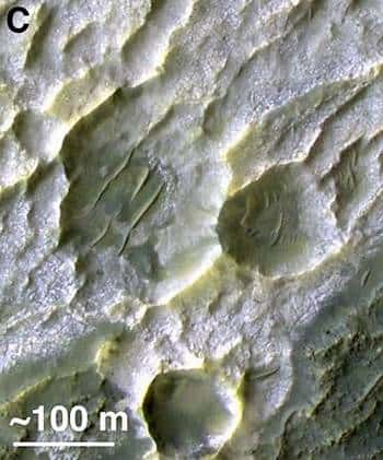 Deuxième image montrant des fissures dans la couche de sel. © Nasa/JPL/<em>Arizona State University/University of Hawaii/University of Arizona</em>