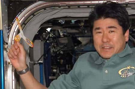 Entre deux séances de travail pour la mise en place du module Kibo, l'astronaute japonais Takao Doi réalise une expérience cruciale avec un boomerang en papier. En l'absence de pesanteur, sa trajectoire sera-t-elle la même que sur la Terre, comme le prévoient en général les modèles aérodynamiques de cet engin venu du fond des âges ? © Nasa