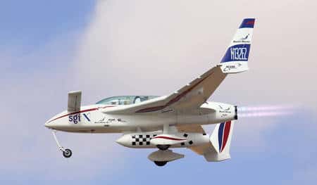 Le EZ-Rocket est une adaptation du Long-EZ, un avion de tourisme à voilure canard dessiné par un certain Burt Rutan, et dérivé du Vari-EZ, plus petit, dont le prototype a volé en 1975, avant de faire le bonheur de nombreux pilotes dans le monde. Le moteur et l'hélice propulsive (à l'arrière) sont remplacés par deux tuyères XR-4A3, consommant de l'alcool isopropylique et de l'oxygène liquide. Chacune génère une poussée de 180 kilogrammes. XCor a depuis réalisé deux tuyères plus lourdes, dans lesquelles l'alcool est remplacé par du kérosène, comme sur le futur Lynx Mark I, et fournissant 680 et 820 kilogrammes. © XCor
