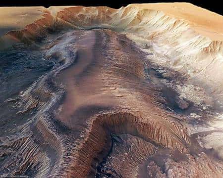 Vue perspective de Hebes Chasma obtenue d’après les données de l’instrument HRSC. Le massif<br />qui s'élève au centre est haut d'environ 8.000 mètres. Son sommet se trouve donc<br />à peu près au même niveau que la plaine environnante.