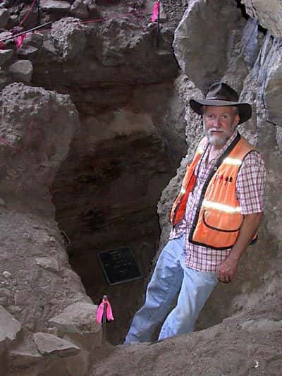 Le professeur Jenkins devant l’entrée d’une des cavernes. Crédit : <em>University Oregon Anthropology Faculty</em>