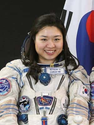Jeune spécialiste de mécanique (elle est âgée de 29 ans), Yi So-yeon aurait dû passer sa thèse de doctorat en février mais son entraînement a repoussé cette échéance après son retour sur Terre. © Nasa