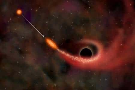Figure 1. Une étoile passant près d'un trou noir prend une forme de cigare avant d'être mise en pièces. Une partie de la matière chaude tombe dans le trou noir, l'autre est éjectée au loin. © Nasa/CXC/M Weiss