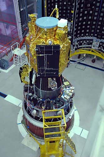 Aartosat-2A en cours d'intégration au quatrième étage du lanceur. Crédit : ISRO