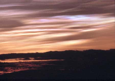 Coucher de soleil au nord de la Suède durant l'hiver 1992. La teinte plus rouge qu'à l'ordinaire provient des particules de sulfates émises l'été précédent par l'éruption du Pinatubo. © Fred Podlak