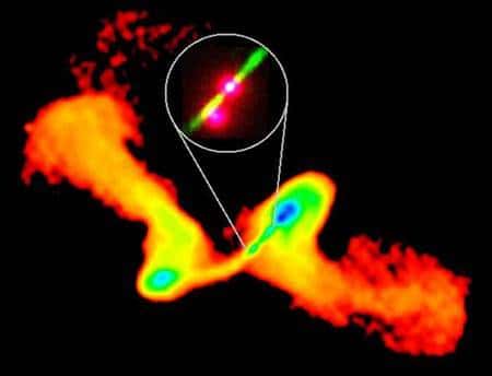 Exemple de collision. Les deux émissions de direction opposée partant du centre de la radiogalaxie double NGC326 semblent avoir brusquement changé de direction. Les astrophysiciens imputent cet événement à la collision de deux trous noirs. Les jets se dirigeaient initialement vers 10 h et 4 h. Ils ont maintenant pris la direction de 2 h et 8 h. Crédit : National Radio Astronomy Observatory / AUI, observers Murgia et al.; STScI