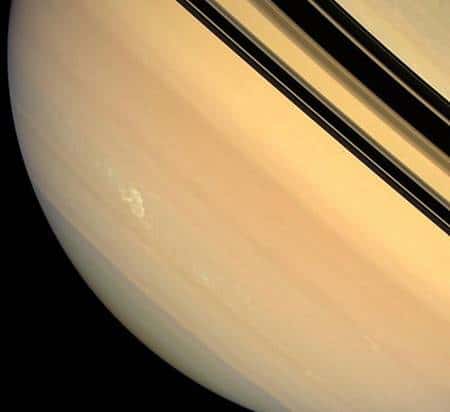 Cette image prise le 4 mars 2008 depuis une distance de 1,3 million de km a été réalisée en combinant les filtres rouge, vert et bleu de la caméra grand angle de Cassini et est fidèle à la réalité telle que l’apercevrait l’œil humain. Crédit : Nasa/JPL