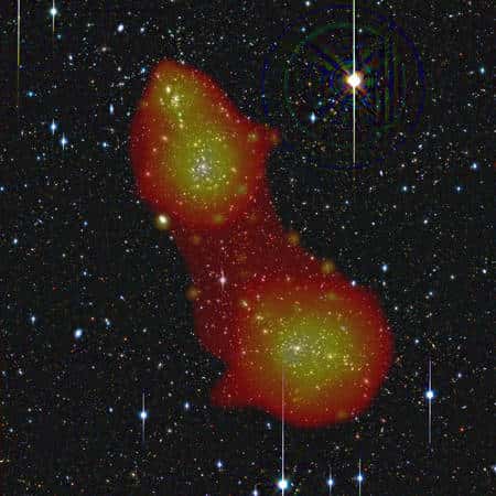 Image composite obtenue en rayons X et dans le visible des amas de galaxie Abell 222 et Abell 223 (cliquez pour agrandir. ). Les deux amas sont  reliés par un filament de gaz chauds émettant des rayons X. <br />L'image dans le visible a été obtenue par à l’aide du télescope Subaru et celle montrant la répartition du gaz chaud (jaune à rouge) a été obtenue par XMM-Newton.<br />Crédit : Esa/ XMM-Newton/EPIC/ESO (J. Dietrich)/SRON (N. Werner)/ MPE (A. Finoguenov)