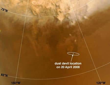 Cette image prise par Mars Reconnaissance Orbiter montre l’ellipse d’atterrissage de Phoenix, de 100 kilomètres de longueur. Au centre de celle-ci sont marqués l’emplacement des deux dust devils photographiés dans l’image suivante. Crédit Nasa/JPL.