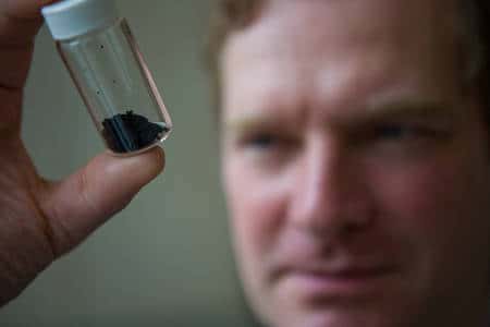 Le Dr Andrew Maynard montrant des amas de nanotubes de carbone. Crédit : <em>Project on Emerging Nanotechnologies</em>