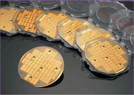 Ces galettes (ou waffers) porte les futurs éléments électrochimiques de la Micropac. Elles sont similaires à celles servant à la fabrication des puces électroniques. © Artechnique/CEA