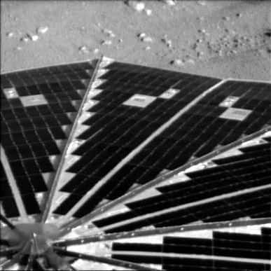 Un des panneaux solaires de Phoenix correctement déployé. Crédit : Nasa/JPL/UA/Lockheed