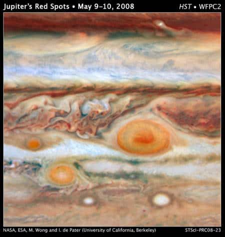 Cliquez pour agrandir. A droite, la grande tache rouge de Jupiter, en bas à gauche la tache rouge « Junior » et enfin la petite dernière juste à gauche de la grande.